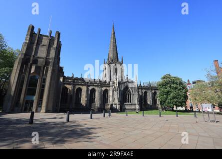 La cattedrale di St Peter and St Paul, più comunemente nota come Sheffield Cathedral, nel centro della città, South Yorkshire, Regno Unito Foto Stock