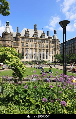 I Peace Gardens di fronte al municipio gotico, nel centro di Sheffield, South Yorkshire, Regno Unito Foto Stock