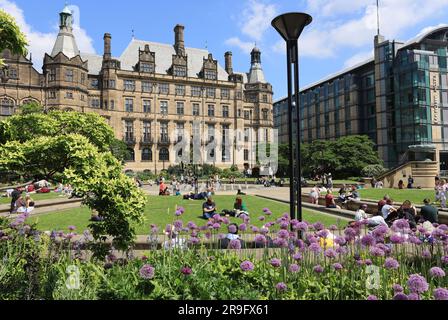 I Peace Gardens di fronte al municipio gotico, nel centro di Sheffield, South Yorkshire, Regno Unito Foto Stock