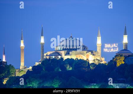 AYASOFYA. La grande Moschea di Hagia Sophia (in turco: Ayasofya-i Kebir Cami-i Serifi) a Istanbul, Turchia. Moschea con Mahya su Eid al Adha. istanbul Foto Stock