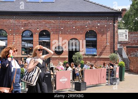 Cena all'aperto al Dyson Place a Sharrow vale, una zona alla moda del sud di Sheffield, nel South Yorkshire, Regno Unito Foto Stock