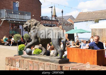 Cena all'aperto al Dyson Place a Sharrow vale, una zona alla moda del sud di Sheffield, nel South Yorkshire, Regno Unito Foto Stock