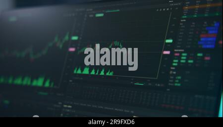 Monitor per computer con interfaccia visualizzata dell'app di trading professionale. Grafico del mercato azionario con animazione del candelabro giapponese. Grafici economici delle scorte sul monitor salti in alto e in basso. Primo piano. Foto Stock