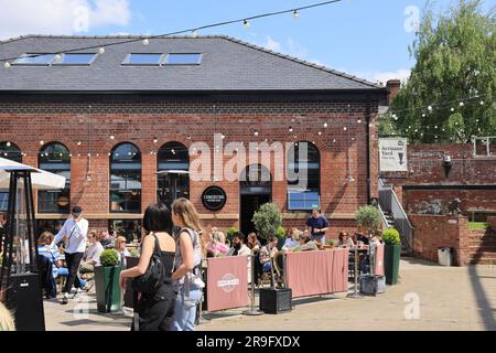 Cena all'aperto al Dyson Place a Sharrow vale, una zona alla moda del sud di Sheffield, nel South Yorkshire, Regno Unito Foto Stock