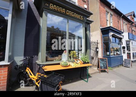 Negozi e caffetterie sulla fresca Sharrow vale Road, un sobborgo nel sud di Sheffield che si è gentrificato man mano che si è evoluto, South Yorkshire, Regno Unito Foto Stock