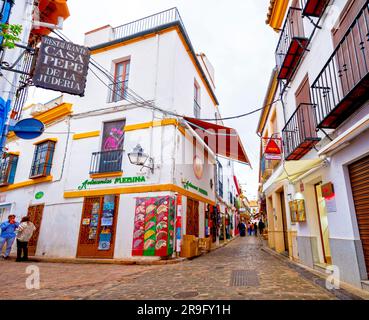 Cordova, Spagna - 25 febbraio 2022: Scena di strada con la tradizionale architettura andalusa nella storica città di Cordova, Spagna. Foto Stock