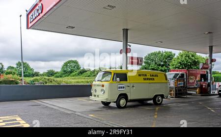 Una Volkswagen Beetle Van del 1979 è stata vista qui in condizioni incontaminate e ancora nei colori della società elettrica che l'aveva originariamente proprietaria. Foto Stock