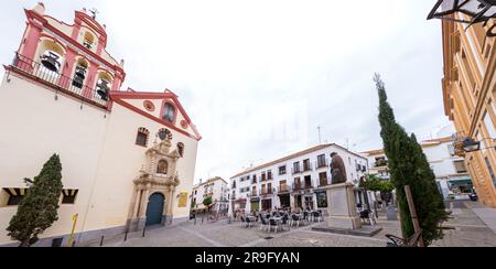 Cordova, Spagna - 25 febbraio 2022: St Chiesa di San Giovanni e di tutti i Santi in Piazza della Trinità a Cordova, Spagna. Foto Stock