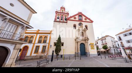 Cordova, Spagna - 25 febbraio 2022: St Chiesa di San Giovanni e di tutti i Santi in Piazza della Trinità a Cordova, Spagna. Foto Stock