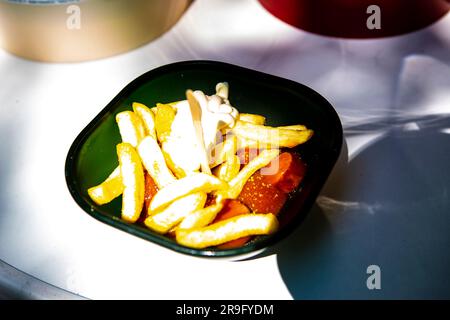 VW Bus Festival 2023 ad Hannover. Currywurst mit Pommes-Frites kostet € 50 Foto Stock