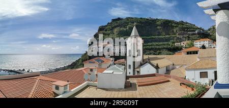 Isola di Madeira Portogallo - 04 21 2023: Vista di Ponta do Sol, un piccolo villaggio turistico nella città di Funchal, viale principale di fronte al mare, con residenza Foto Stock