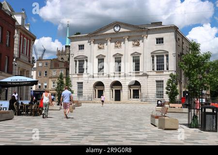 Nuova area pedonale (2023) di fronte a Shire Hall, High Street, Chelmsford, Essex, Regno Unito Foto Stock