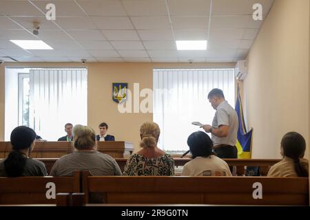 ODESA, UCRAINA - 26 GIUGNO 2023 - partecipanti all'udienza nel caso dell'ex capo della Procura distrettuale di Mykolaiv Hennadii Herman sospettato di alto tradimento presso il tribunale distrettuale di Primorskyi di Odesa, Odesa, Ucraina meridionale Foto Stock