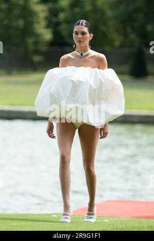 Parigi, Francia. 26 giugno 2023. Kendall Jenner cammina lungo la pista durante il Jacquemus Fashion Show come parte della Paris Fashion Week a Parigi, in Francia, il 26 giugno 2023. Foto di Aurore Marechal/ABACAPRESS.COM credito: Abaca Press/Alamy Live News Foto Stock