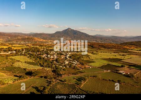Vista aerea della cittadina e del villaggio annidati nel paesaggio della canna da zucchero in Messico Foto Stock