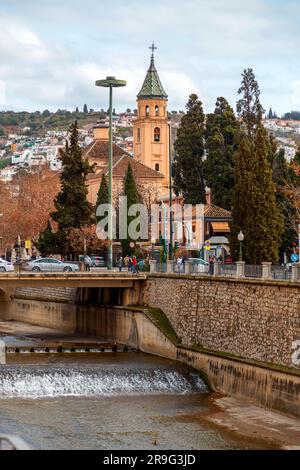 Granada, Spagna - 26 febbraio 2022: Hotel Macia Monasterio de los Basilios sulla riva del fiume Genil a Granada, Spagna. Foto Stock