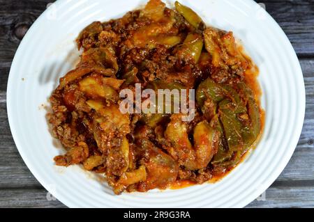 Moussaka, una ricetta a base di melanzane o di patate, peperoni e peperoni che spesso include carne macinata, molto comune nei Balcani e. Foto Stock