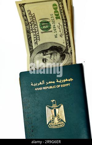 Passaporto egiziano con dollari americani di 100 banconote da 100 dollari statunitensi, passaporto della repubblica Araba d'Egitto con la repubblica popolare d'Egitto Foto Stock