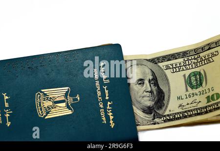 Passaporto egiziano con dollari americani di 100 banconote da 100 dollari statunitensi, passaporto della repubblica Araba d'Egitto con la repubblica popolare d'Egitto Foto Stock