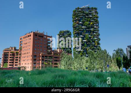 Milano 24 giugno 2023: Il Bosco verticale è un complesso di due edifici residenziali a torre progettati da Boeri Studio e situati nel quartiere di Milano Foto Stock