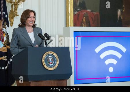 Washington, Vereinigte Staaten. 26 giugno 2023. Il Vice Presidente degli Stati Uniti Kamala Harris parla dell'annuncio di infrastrutture Internet ad alta velocità di Administrations nella sala est della Casa Bianca a Washington, DC lunedì 26 giugno 2023. Crediti: Ken Cedeno/Pool tramite CNP/dpa/Alamy Live News Foto Stock