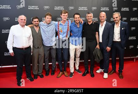 Monaco, Germania. 26 giugno 2023. Uli Hoeneß (l-r), attori Markus Krojer, Jan David Bürger, Paul Wellenhof, Moritz Lehmann, Martin Brambach, Herbert Hainer, presidente del Bayern Monaco, Sebastian Werninger e lo sceneggiatore Richard Kropf si esibiscono alla prima del film "buoni amici - l'ascesa del Bayern" come parte del Filmfest München al Gloria Palast. Credito: Felix Hörhager/dpa/Alamy Live News Foto Stock