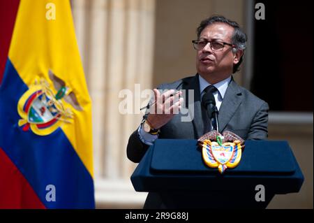 Bogotà, Colombia. 26 giugno 2023. il presidente colombiano Gustavo Petro durante la cerimonia d'onore ai soldati e agli indigeni che hanno contribuito al salvataggio dei bambini scomparsi durante l'Operacion Esperanza, a Bogotà, Colombia, 26 giugno 2023. Foto di: Chepa Beltran/Long Visual Press Credit: Long Visual Press/Alamy Live News Foto Stock