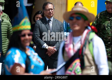 Bogotà, Colombia. 26 giugno 2023. il presidente colombiano Gustavo Petro durante la cerimonia d'onore ai soldati e agli indigeni che hanno contribuito al salvataggio dei bambini scomparsi durante l'Operacion Esperanza, a Bogotà, Colombia, 26 giugno 2023. Foto di: Chepa Beltran/Long Visual Press Credit: Long Visual Press/Alamy Live News Foto Stock