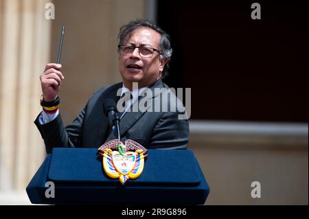 Bogotà, Colombia. 26 giugno 2023. il presidente colombiano Gustavo Petro durante la cerimonia d'onore ai soldati e agli indigeni che hanno contribuito al salvataggio dei bambini scomparsi durante l'Operacion Esperanza, a Bogotà, Colombia, 26 giugno 2023. Foto di: Chepa Beltran/Long Visual Press Credit: Long Visual Press/Alamy Live News Foto Stock