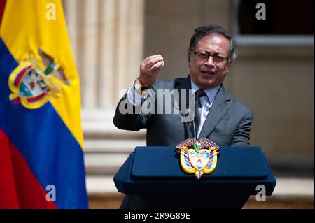 Bogotà, Colombia. 26 giugno 2023. il presidente colombiano Gustavo Petro durante la cerimonia d'onore ai soldati e agli indigeni che hanno contribuito al salvataggio dei bambini scomparsi durante l'Operacion Esperanza, a Bogotà, Colombia, 26 giugno 2023. Foto di: Chepa Beltran/Long Visual Press Credit: Long Visual Press/Alamy Live News Foto Stock