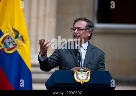 Bogotà, Colombia. 26 giugno 2023. il presidente colombiano Gustavo Petro durante la cerimonia d'onore ai soldati e agli indigeni che hanno contribuito al salvataggio dei bambini scomparsi durante l'Operacion Esperanza, a Bogotà, Colombia, 26 giugno 2023. Foto di: Chepa Beltran/Long Visual Press Credit: Long Visual Press/Alamy Live News Foto Stock