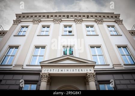 Immagine della facciata principale del Justizministerium NRW a Dusseldorf, Germania. Il Ministero della giustizia dello Stato della Renania settentrionale-Vestfalia è il Mini Foto Stock