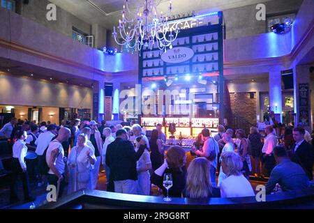 Monaco, Germania. 26 giugno 2023. Gli ospiti festeggiano al ricevimento UFA del Park Café di Monaco. Come parte del Festival del Cinema di Monaco, la compagnia di produzione cinematografica ha celebrato con molte celebrità. Credito: Felix Hörhager/dpa/Alamy Live News Foto Stock