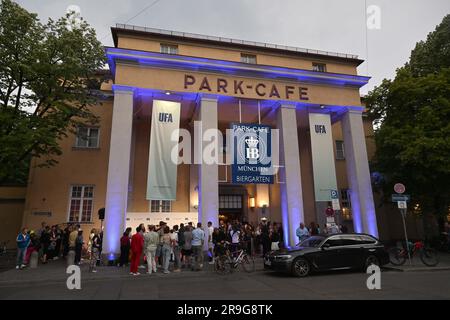 Monaco, Germania. 26 giugno 2023. Gli ospiti si trovano davanti al Park Café di Monaco presso la reception dell'UFA. La compagnia di produzione cinematografica ha celebrato con molte celebrità come parte del Festival del Cinema di Monaco. Credito: Felix Hörhager/dpa/Alamy Live News Foto Stock