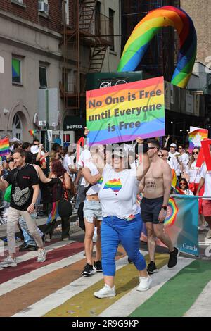 NY, USA. 25 giugno 2023. New York, USA, 25 giugno 2023 - migliaia di persone hanno partecipato alla sfilata annuale del 53° Pride March di NYC lungo la Fifth Avenue, New York, NY, 25 giugno 2023. Presso la sede delle Nazioni Unite a New York. Foto: Luiz Rampelotto/EuropaNewswire (immagine di credito: © Luiz Rampelotto/ZUMA Press Wire) SOLO USO EDITORIALE! Non per USO commerciale! Foto Stock