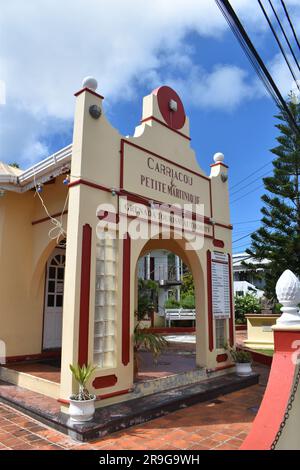 Carriacou, Grenada - 18 agosto 2022 - edificio dell'ente per il Turismo di Carriacou e Petite Martinique Grenada sulla strada principale. Foto Stock