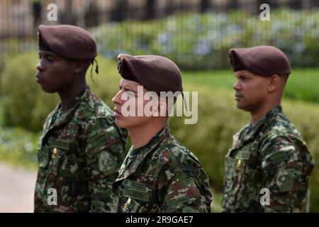 Bogotà, Colombia. 26 giugno 2023. I membri militari colombiani sono presenti durante la cerimonia d'onore ai soldati e agli indigeni che hanno contribuito al salvataggio dei bambini scomparsi durante l'Operacion Esperanza, a Bogotà, Colombia, 26 giugno 2023. Foto di: Cristian Bayona/Long Visual Press Credit: Long Visual Press/Alamy Live News Foto Stock