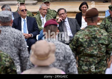 Bogotà, Colombia. 26 giugno 2023. il presidente colombiano Gustavo Petro durante la cerimonia d'onore ai soldati e agli indigeni che hanno contribuito al salvataggio dei bambini scomparsi durante l'Operacion Esperanza, a Bogotà, Colombia, 26 giugno 2023. Foto di: Cristian Bayona/Long Visual Press Credit: Long Visual Press/Alamy Live News Foto Stock