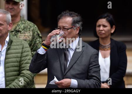 Bogotà, Colombia. 26 giugno 2023. il presidente colombiano Gustavo Petro durante la cerimonia d'onore ai soldati e agli indigeni che hanno contribuito al salvataggio dei bambini scomparsi durante l'Operacion Esperanza, a Bogotà, Colombia, 26 giugno 2023. Foto di: Cristian Bayona/Long Visual Press Credit: Long Visual Press/Alamy Live News Foto Stock