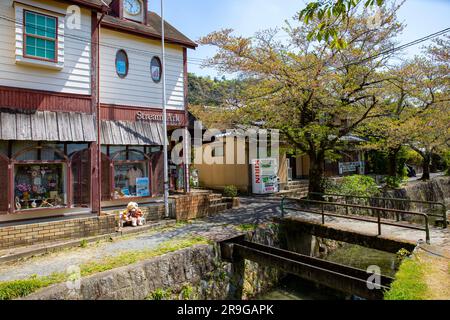 Passeggiata dei filosofi di Kyoto, passeggiata panoramica lungo i sentieri stretti, superando alberi di ciliegio in fiore e seguendo l'acqua dal canale del Lago Biwa, Kyoto, Giappone, Asia, 2023 Foto Stock