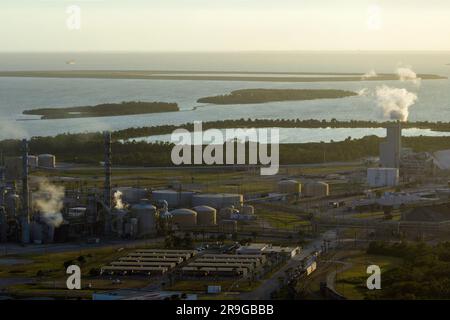 Vista aerea della fabbrica per la manipolazione e la lavorazione dei fosfati. Mosaic Riverview Plant a Tampa, Florida. Impianto industriale per prodotti chimici Foto Stock