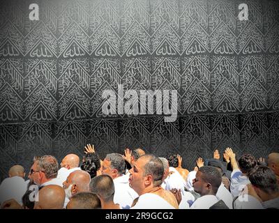 La Mecca Arabia Saudita - 17 marzo 2023: Affollati in al Kaaba nella moschea di al Haram - hajj e umra Foto Stock