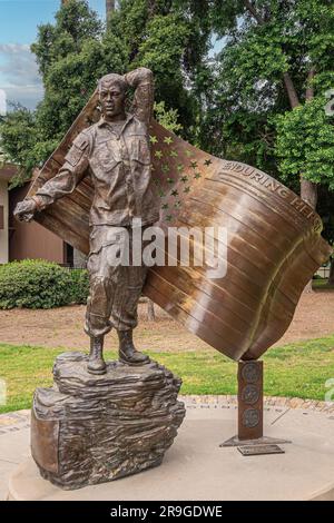 Pasadena, CA, USA - 8 giugno 2023: Primo piano dell'intera statua in bronzo di Christopher Slatoff in un parco verde. Foto Stock