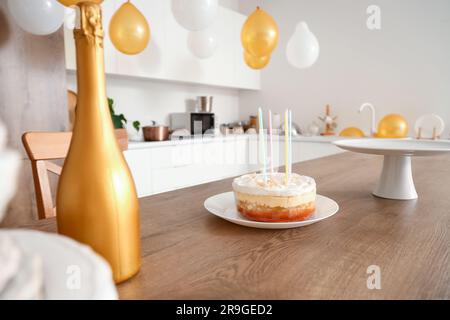 Torta di compleanno sul tavolo in cucina, primo piano Foto Stock