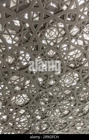 Soffitto interno del Museo del Louvre, Abu Dhabi, Emirati Arabi Uniti Foto Stock