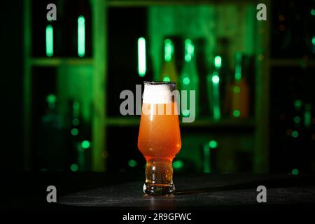 Bicchiere di birra fresca al tavolo nel bar Foto Stock