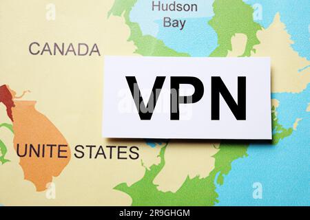 Foglio di carta con acronimo VPN (Virtual Private Network) sulla mappa mondiale, flat lay Foto Stock