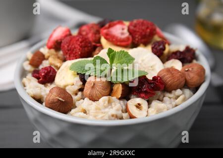 Farina d'avena con frutta liofilizzata, noci e menta nel recipiente, primo piano Foto Stock