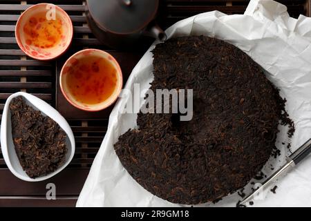 Composizione piatta con tè pu-erh su vassoio di legno Foto Stock