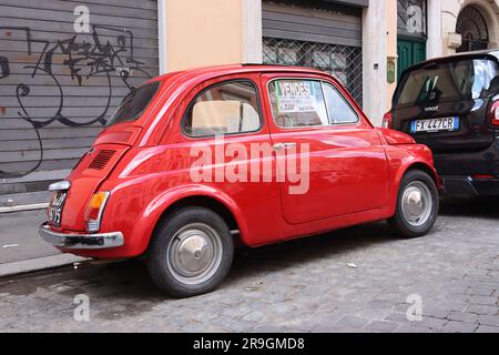 Iconica Fiat nuova 500 del 1965 completamente restaurata e venduta in una delle strade acciottolate di Roma, denaro piccolo per un'auto di culto, aprile 2023. Foto Stock